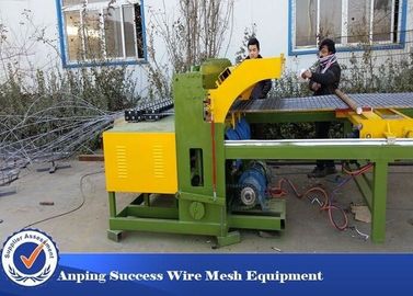 Easy Operation Fence Mesh Welding Machine , Chicken Mesh Making Machine 30 Times / Min